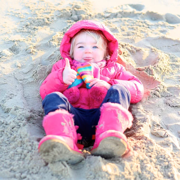 Little girl playing on the beach at winter — Stock Photo, Image