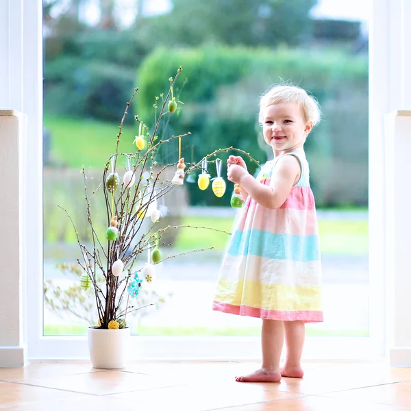 Little girl decorating home for Easter — Stock Photo, Image