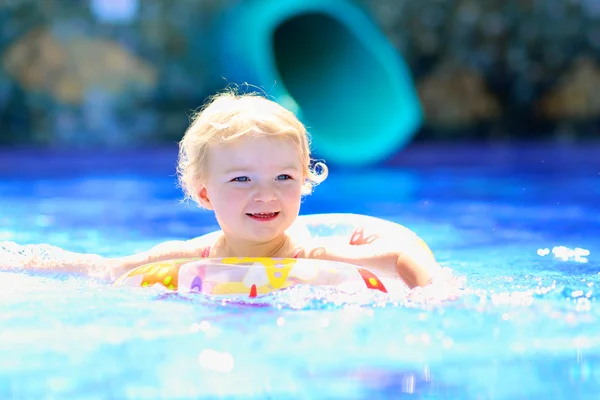 Glad liten flicka simma i poolen — Stockfoto