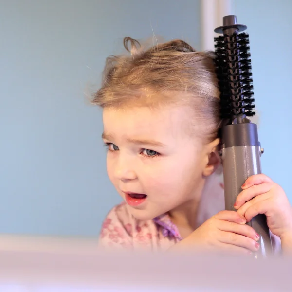 Feliz niña cepillando y peinando su cabello —  Fotos de Stock