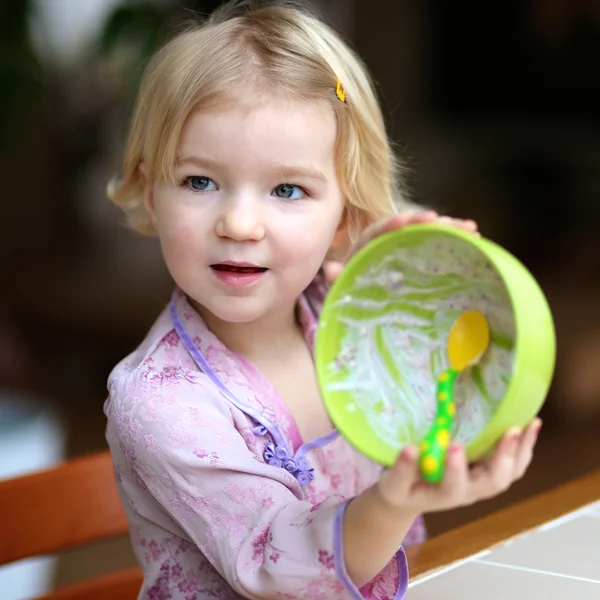 Ragazzina bionda che mangia muesli con yogurt a colazione — Foto Stock