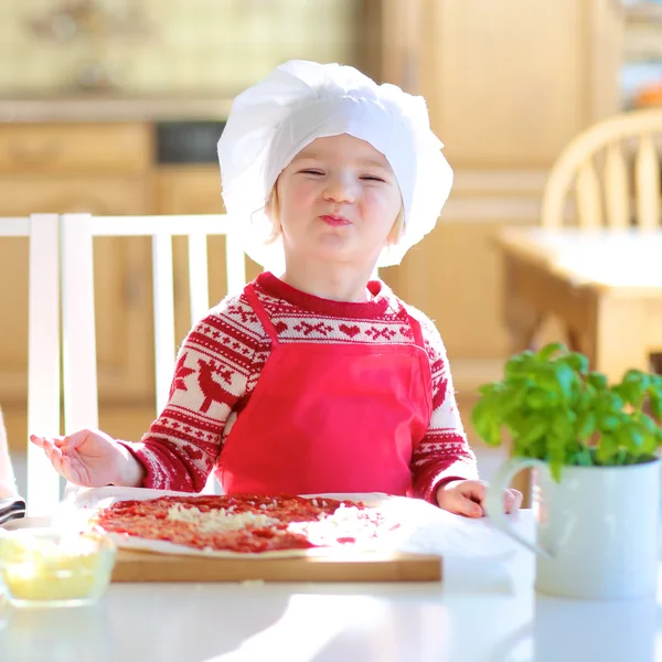 Pizza Hazırlama küçük şirin kız — Stok fotoğraf