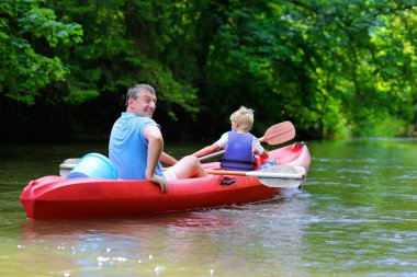 Baba ve oğul nehir kanosu