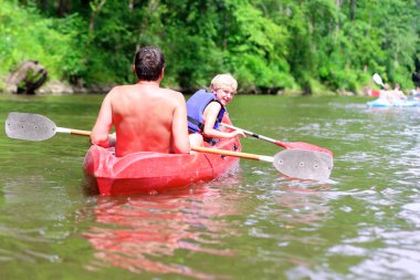 Baba ve oğul nehir kanosu