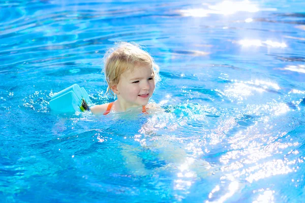 Liten flicka simmar i poolen — Stockfoto