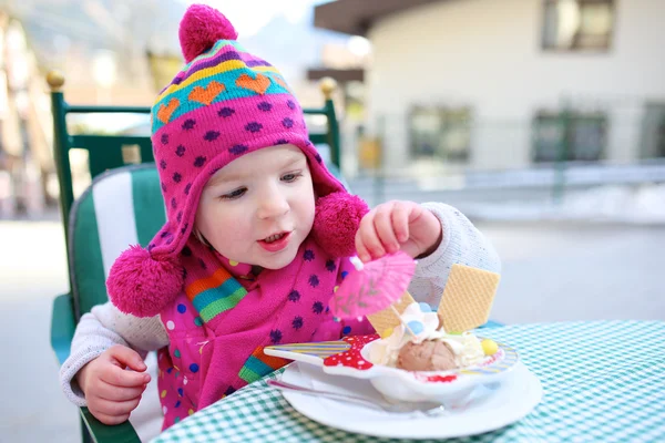 Little girl eating ice cream in cafe — Stock Photo, Image