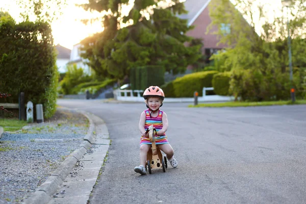 Niña montando triciclo en la calle — Foto de Stock