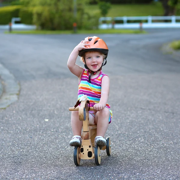 Liten flicka Rider trehjuling på gatan — Stockfoto