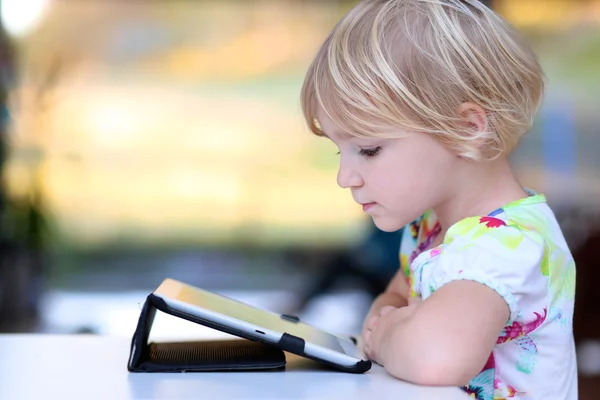 Preschooler κορίτσι παίζει με το pc ταμπλετών — Φωτογραφία Αρχείου