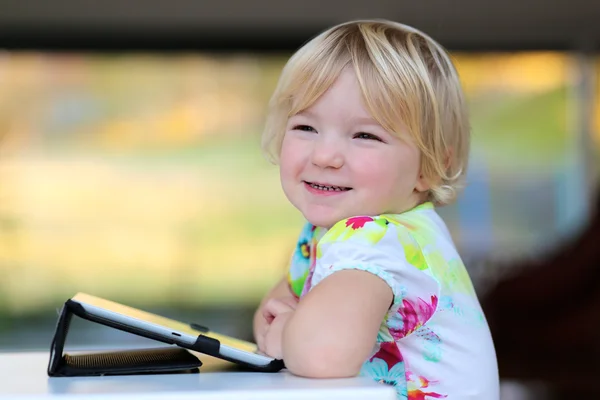 Preschooler dívka si hraje s počítačem tablet pc — Stock fotografie