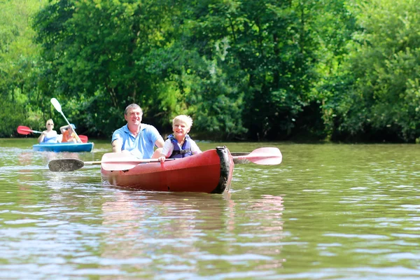 Padre e hijo kayak en el río —  Fotos de Stock