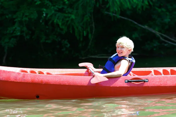 Lycklig pojke paddling på floden — Stockfoto