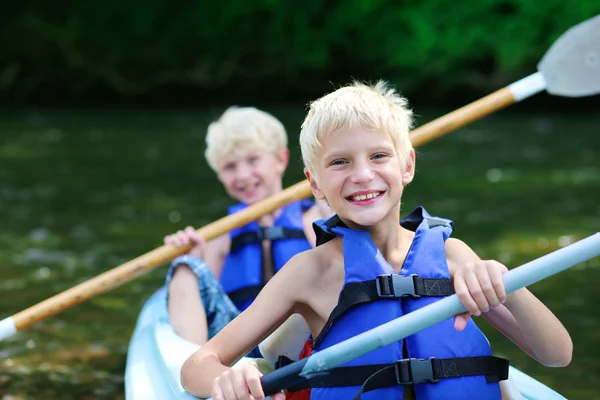 Dos hermanos navegando en kayak por el río — Foto de Stock