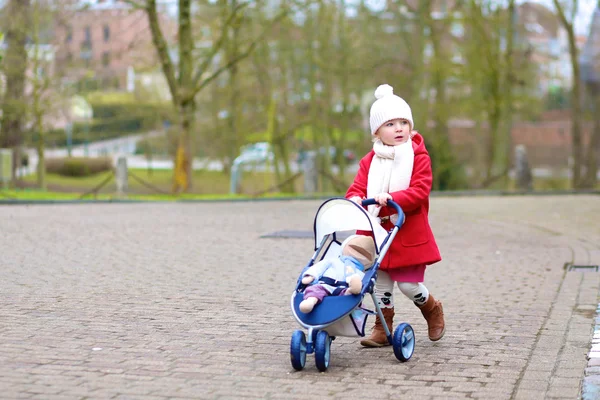 Κοριτσάκι περπάτημα με καροτσάκι στο πάρκο — Φωτογραφία Αρχείου