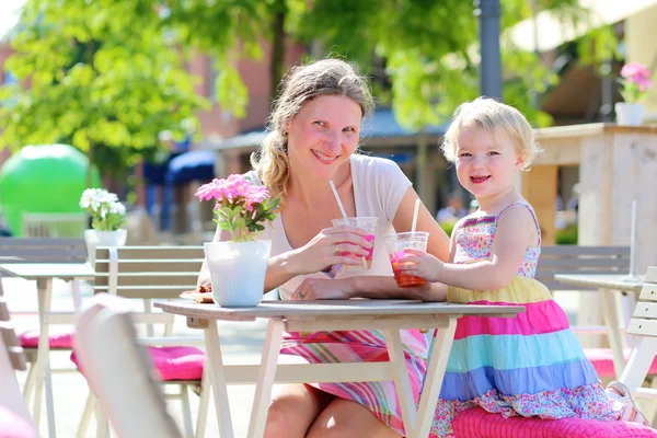 Мать и дочь отдыхают в кафе на открытом воздухе — стоковое фото