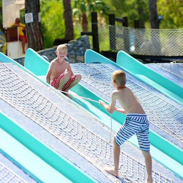 Dois meninos se divertindo no parque aquático — Fotografia de Stock
