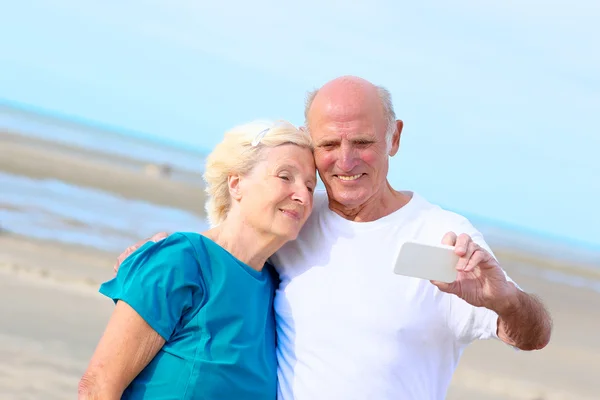 Ευτυχισμένος γέροντες στην παραλία — Φωτογραφία Αρχείου