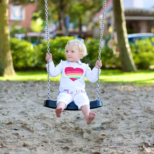幼児の女の子が公園で遊んで — ストック写真