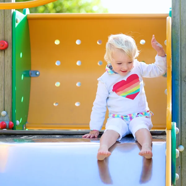Parkta oynarken yürümeye başlayan çocuk kız