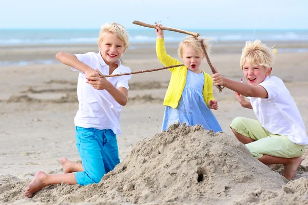 Happy kids playing on the beach — Stock Photo, Image