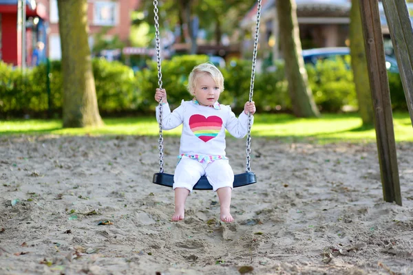 Småbarn flicka som leker i parken — Stockfoto