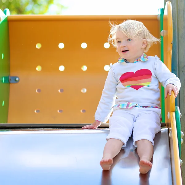 幼児の女の子が公園で遊んで — ストック写真