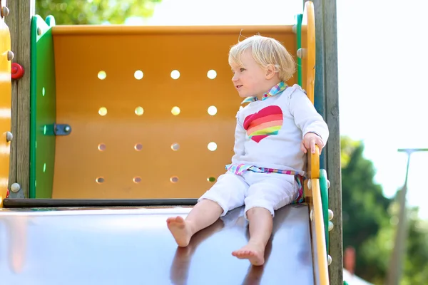 Småbarn flicka som leker i parken — Stockfoto