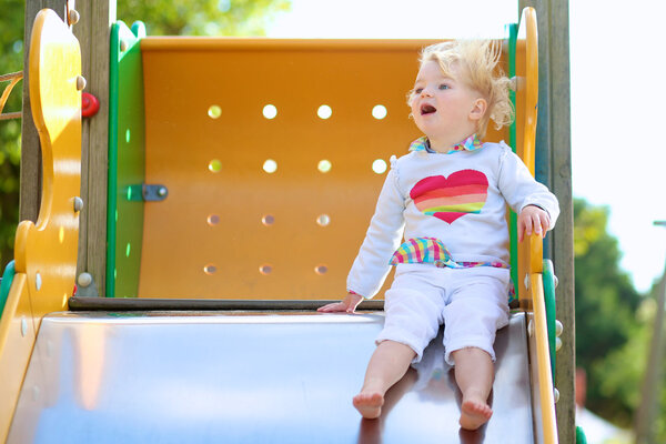 Тоддлер играет в парке
