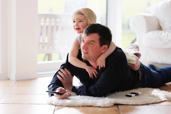 Padre e hija relajándose en casa — Foto de Stock