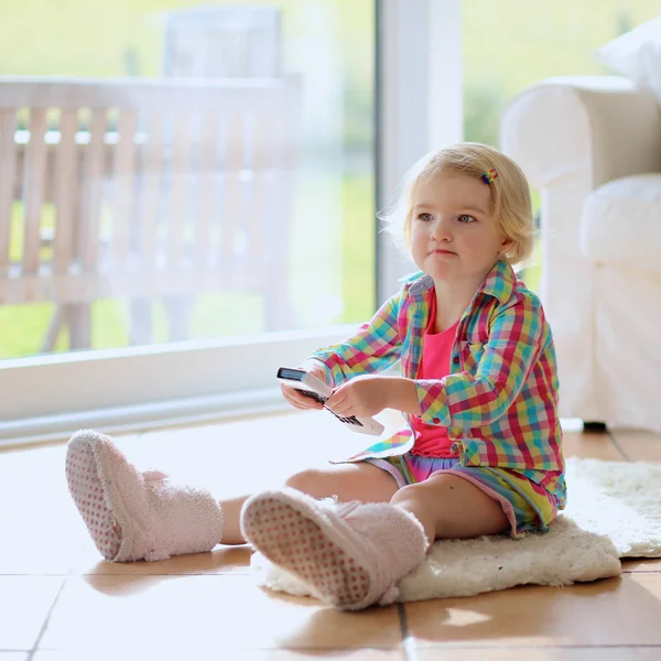 Bambina che guarda la TV a casa — Foto Stock