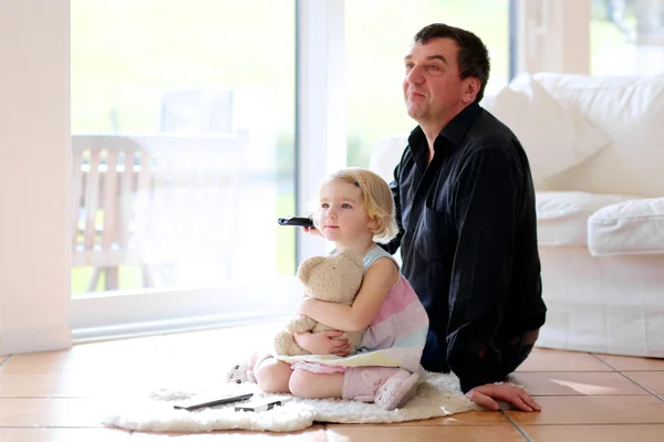 Far och dotter avkopplande hemma — Stockfoto
