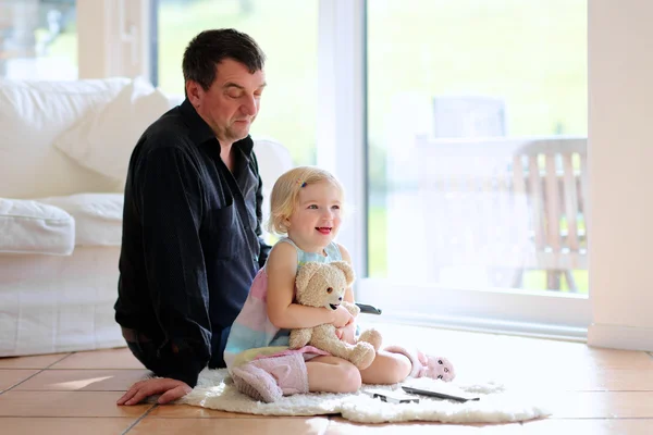 Vader en dochter thuis ontspannen — Stockfoto