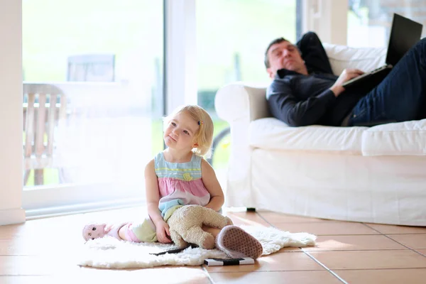 Pai e filha relaxando em casa — Fotografia de Stock