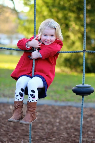 Девочка Тоддлера развлекается на детской площадке — стоковое фото
