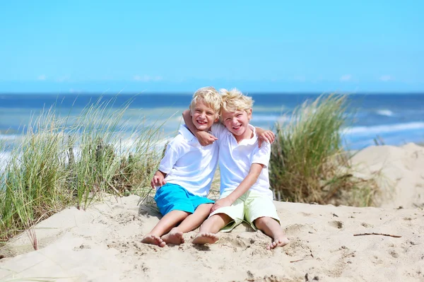 Two brothers playing on the beach Royalty Free Stock Photos