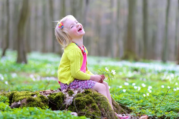 Entzückendes kleines Mädchen genießt den Frühling blühenden Wald — Stockfoto
