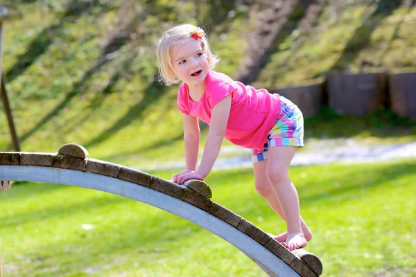 Niña divirtiéndose en el parque infantil —  Fotos de Stock