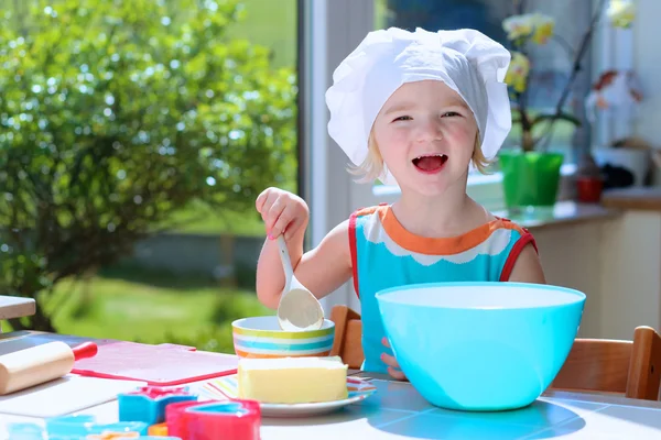 Menina feliz preparando biscoitos — Fotografia de Stock