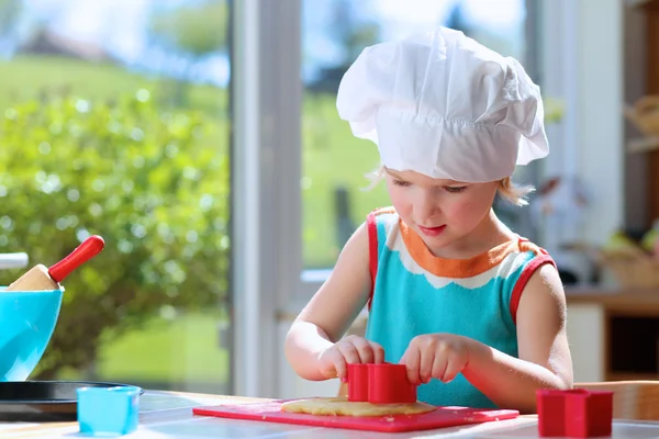 Menina feliz preparando biscoitos — Fotografia de Stock