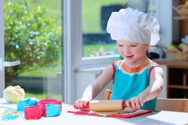 Menina feliz preparando biscoitos — Fotografia de Stock