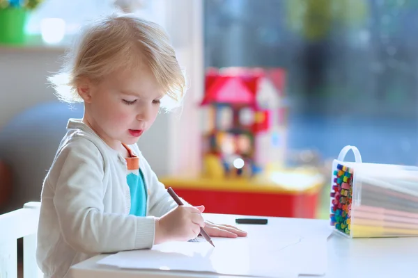 Linda menina desenho com canetas de feltro — Fotografia de Stock