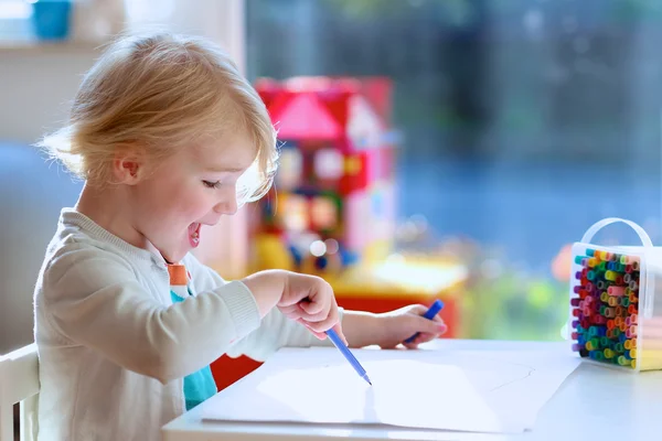 Tatlı küçük kız Keçeli Kalemler ile çizim — Stok fotoğraf