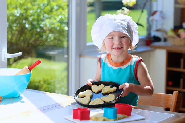 Ευχαρίστως toddler κορίτσι προετοιμασία μπισκότα — Φωτογραφία Αρχείου