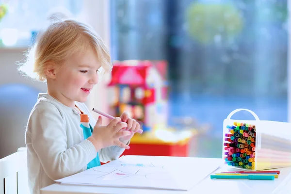 Lovely little girl drawing with felt-tip pens — Stock Photo, Image