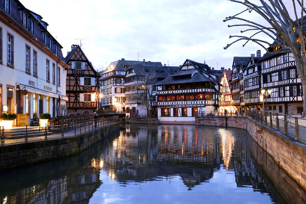 Средневековый городской пейзаж в исторической части Страсбурга, регион Эльзас, Франция
