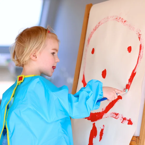 Χαριτωμένο μικρό κορίτσι ζωγραφική με πινέλα σε εσωτερικούς χώρους — Φωτογραφία Αρχείου