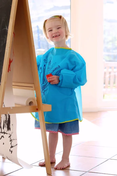 Linda niña pintando con pinceles en interiores — Foto de Stock