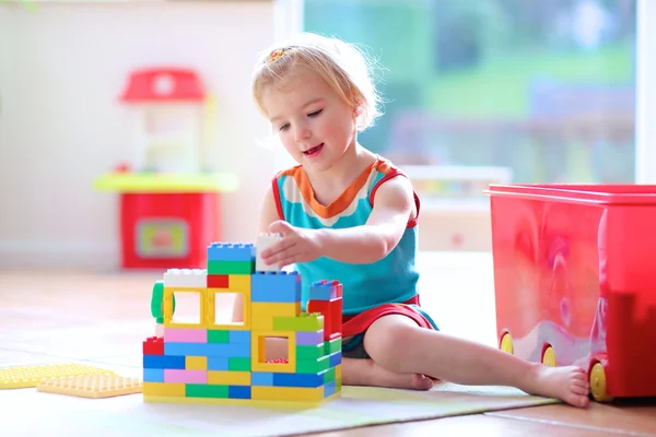 Bambina che gioca con i blocchi di costruzione — Foto Stock