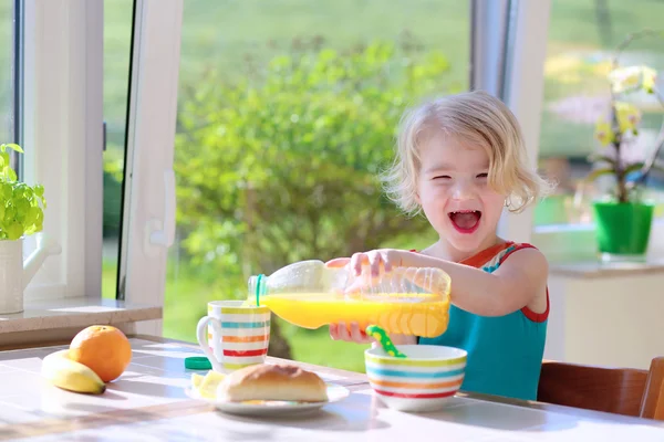 Grappig meisje genieten van gezond ontbijt — Stockfoto