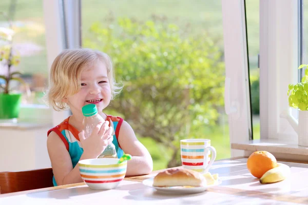 Grappig meisje genieten van gezond ontbijt — Stockfoto